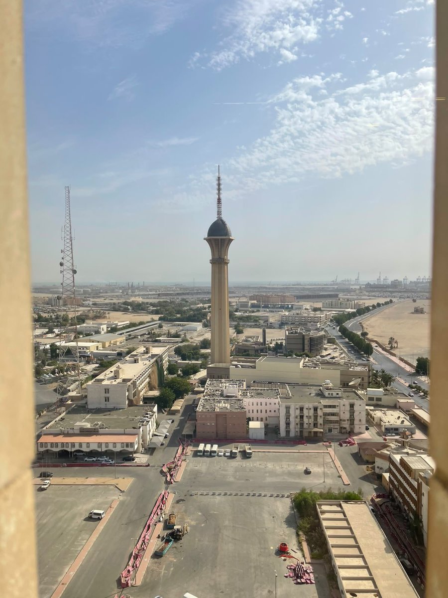Hanif1Muhammad's tweet photo. Drive to the office in the morning in the middle of summer in Jeddah, Saudi Arabia 🇸🇦 

Checked my watch, 42 degrees celcius in the afternoon.

Such is life… Alhamdulillah https://t.co/NMFB1vlqtx