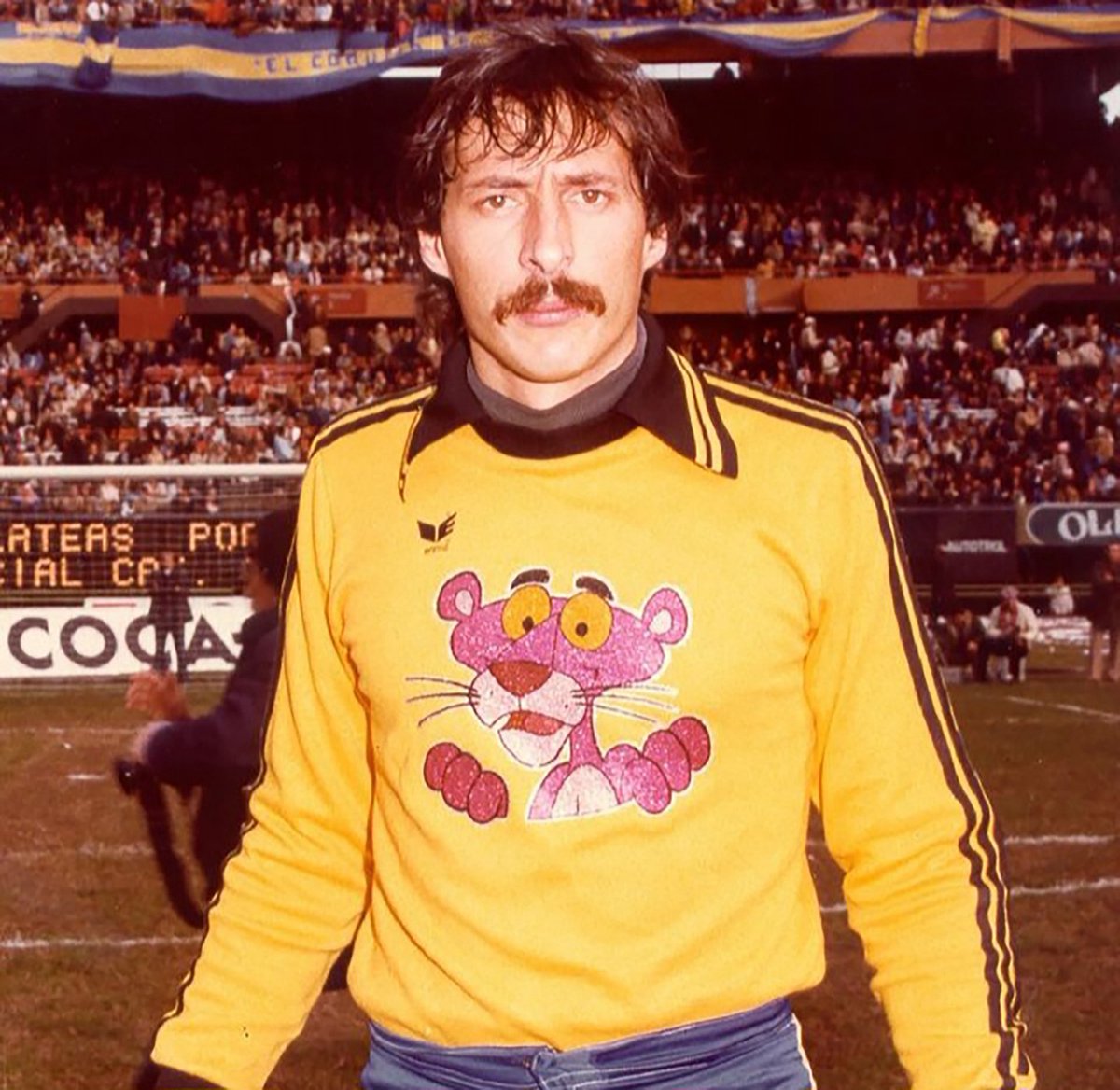 valencasIa's tweet photo. yo creo que las marcas de camisetas de fútbol deberían de darle un poco más de importancia al buzo del arquero y que dejen de ser tan genéricas, hace años que son todas iguales. 

Buzo de arquero eran los de antes https://t.co/lZL4X1G6V5