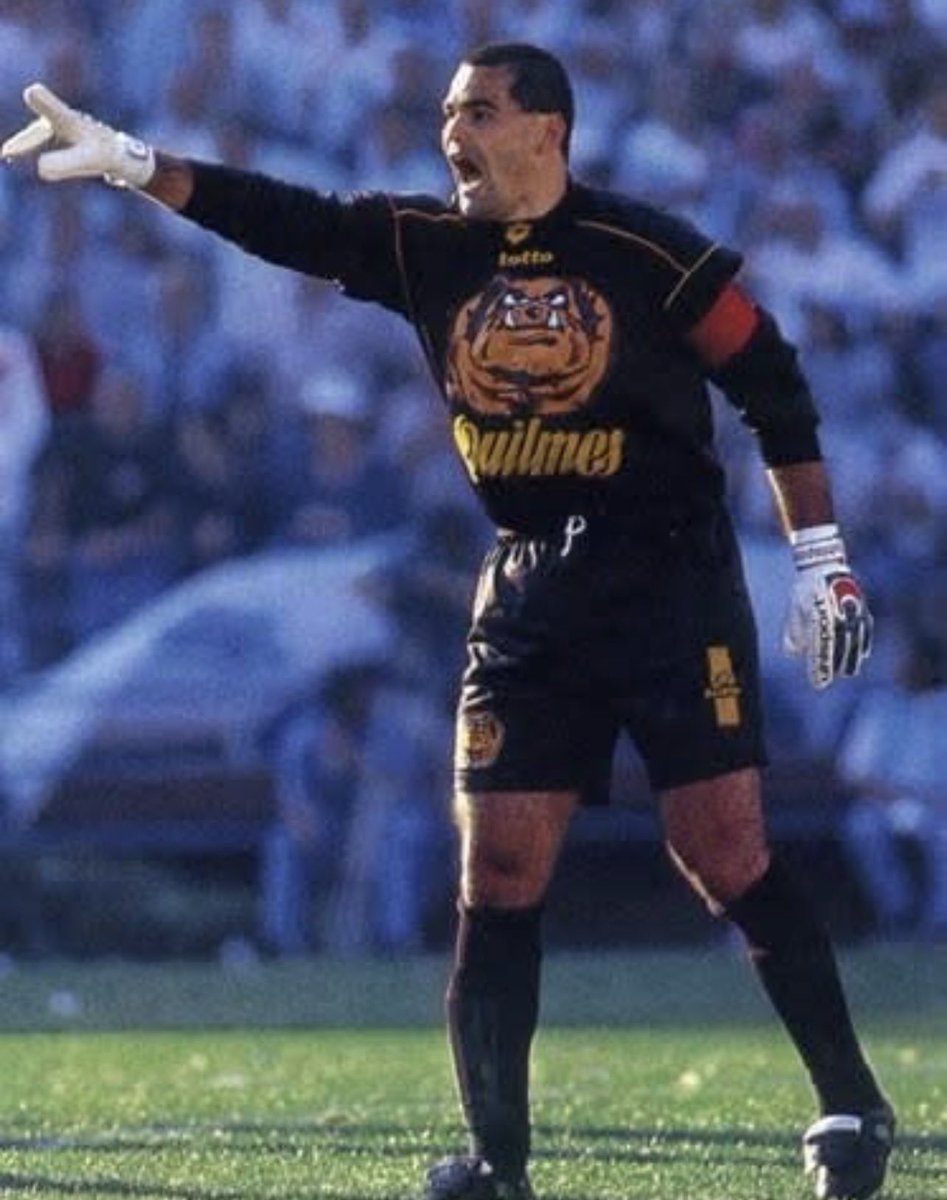 valencasIa's tweet photo. yo creo que las marcas de camisetas de fútbol deberían de darle un poco más de importancia al buzo del arquero y que dejen de ser tan genéricas, hace años que son todas iguales. 

Buzo de arquero eran los de antes https://t.co/lZL4X1G6V5