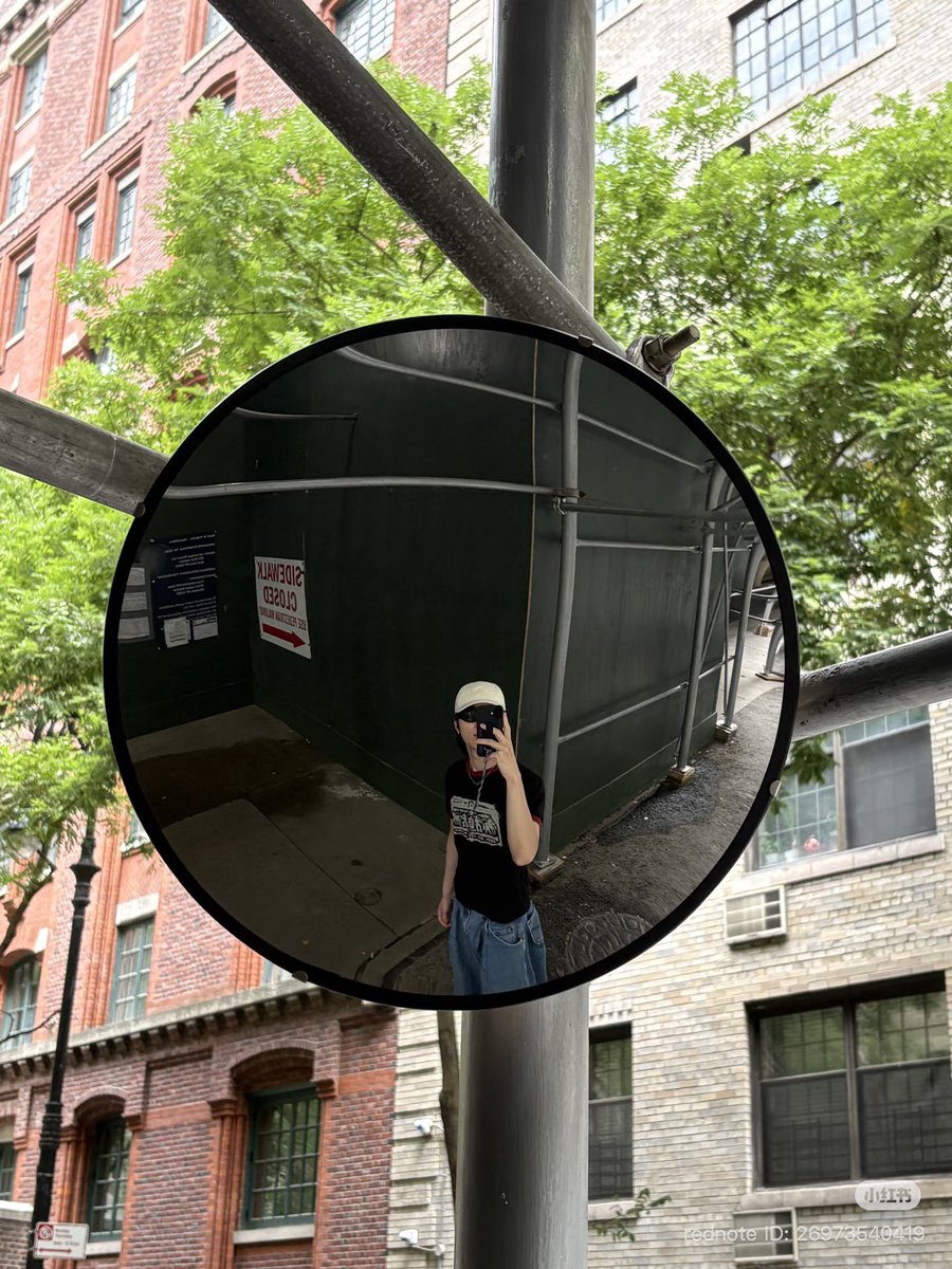 dptiwi777's tweet photo. vibes foto hendery tu selalu “date with my boyfriend” bayangin aja tengah malem liatin foto begini SIAPA YANG GA HALU 🤌🏻 https://t.co/R5uAGhlTxi