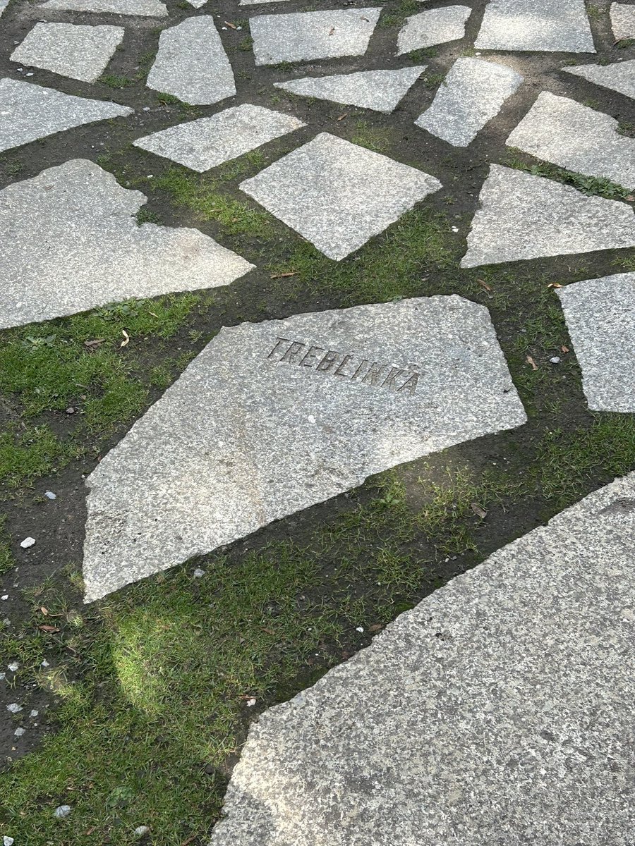 superpoehl's tweet photo. Heute ist der internationale Holocaust-Gedenktag für #Sinti und #Roma. Ich war in der Gegend und wäre fast am Denkmal vorbeigelaufen. Nicht vergessen! https://t.co/NruflhqtRn