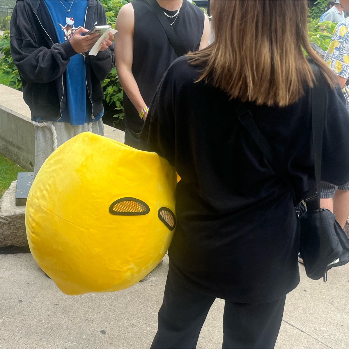 gllitfailure's tweet photo. I FOUND #LEMONI ( ⁰⃚⃙̴⃘ੌꘓ ⁰⃚⃙̴⃘ੌ ) to the poor staff member i chased for half a block im sorry i just #️⃣NEEDED to meet lemoni https://t.co/g09zSe4LKX