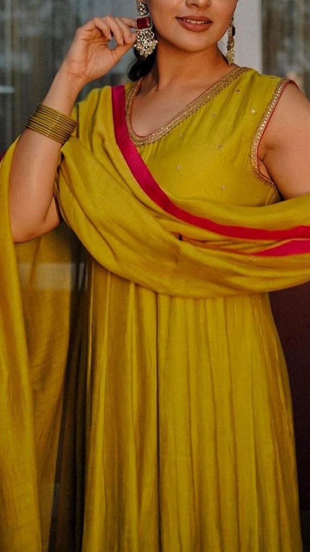 Actress_obsees's tweet photo. Mallu munda🤤 iva homely nenachutu irukanga ana iva hotness vera levl irukum navel 😋 clevage tharamana saraakku iva / armpits iva rmba underrated but athuku tha yeangaa veikaraa koothimava perfect mallu naadan structure 🤤

Body we 😋shag.       Armpits she hides https://t.co/Vg8JPyv86d