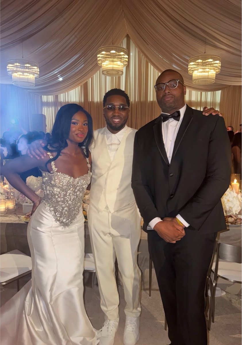 CocoJonesSOURCE's tweet photo. Mr. &amp; Mrs. Mitchell pose with guests at their wedding 💒 https://t.co/iF3jVd76x4