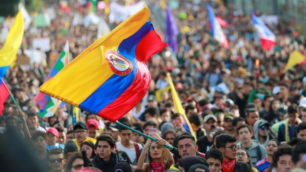 jorgerojas2022's tweet photo. Todo indica que está en marcha una operación de desprestigio contra el presidente @petrogustavo que busca restarle favorabilidad ante la opinión pública, de tal manera que si actúan judicialmente en su contra desde otro país, disminuya el riesgo de movilizaciones y protestas. 

Esta operación se hace desde una matriz mediática que incluye:

1. Mostrar que TODO el gobierno saliente es corrupto, reiterar y maximizar denuncias de caso ciertos y condenables de corrupción, usar ex funcionarios para lanzar toda clase de acusaciones y crear un ambiente de “desastre” que solo puede resolver el gobierno entrante

2. Invisibilizar, tergiversar o minimizar los logros del gobierno saliente. No asistir al empalme (obligatorio para el gobierno entrante) es parte de esa estrategia

3. Intimidar, amenazar y crear un clima que justifique persecución judicial, amenazas y acciones que ponen en peligro la vida, la integridad y los derechos de quienes son señalados

4. Ofrecer “garantías para la oposición” y a renglón seguido, crear un ambiente de tensión que permitirá decir que toda movilización ciudadana es parte de un plan violento contra el nuevo gobierno

El asunto es que el país cambió, que será un grave error “destripar” la mitad de Colombia que no votó por De la Espriella y que por ese camino, podemos retroceder en derechos humanos y democracia. Cepeda ganó en 19 de 32 departamentos (en 10 por más del 60%), la diferencia en votos entre De la Espriella y Cepeda fue de menos del 1% y hay graves denuncias de fraude. 

Ante esta realidad es clave ejercer una oposición con convicción de poder territorial (ganar las elecciones del 2027). Una oposición inteligente, que envíe mensajes de diálogo y NO VIOLENCIA, que formule propuestas de país y que no se deje provocar, que articule la acción política entre la bancada parlamentaria y la protesta social, que hable con el mundo y que le dé un manejo más ágil y moderno a la información.

Con el liderazgo de @petrogustavo e @IvanCepedaCast se impone en esta etapa la resistencia civil pacífica y democrática. Otra vez la defensa de los derechos humanos será prioridad para un pueblo como el colombiano, que ha padecido tantos años de violencia, persecución y represión y que, aun así, mantiene la esperanza de vivir en paz.