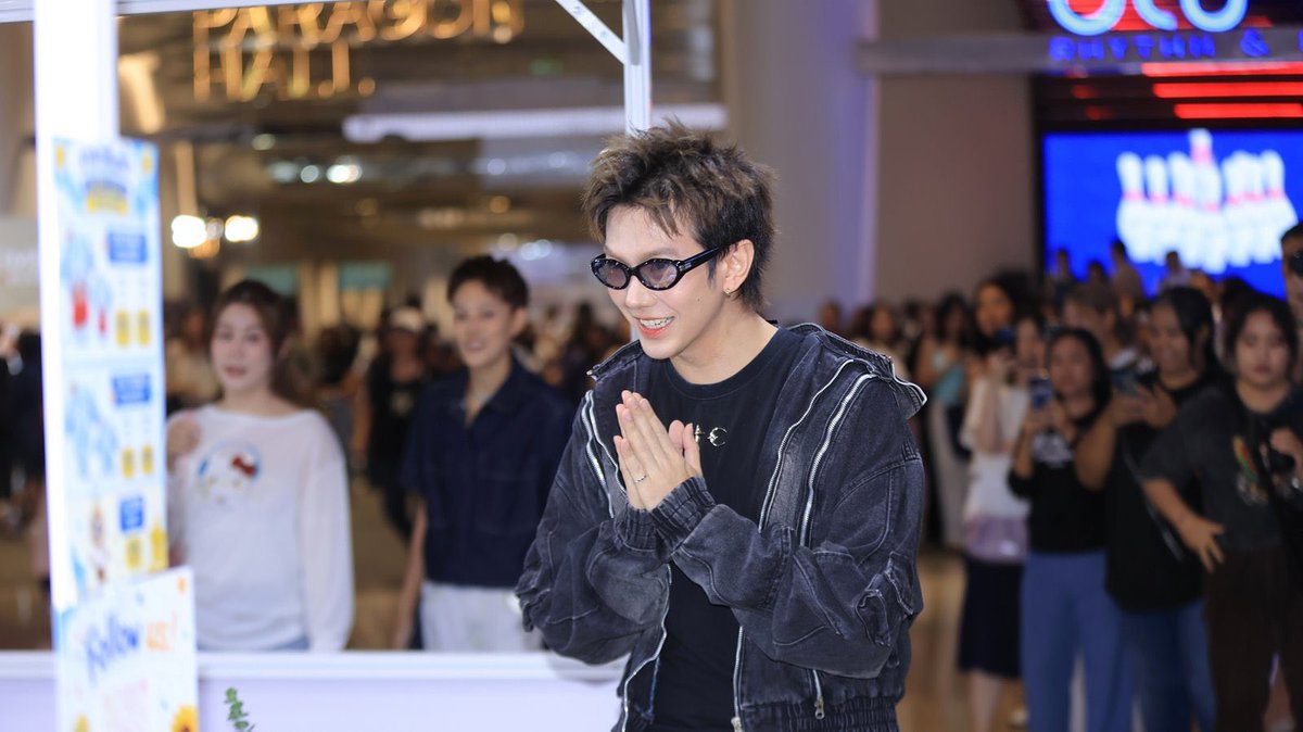 buildyourlove4u's tweet photo. 🥰อีกหนึ่งงานที่เต็มไปด้วยเสียงหัวเราะและรอยยิ้มของทุกคน 💙

ขอบคุณ Weibo Cultural Communication Night Thailand ที่เชิญบิวมาร่วมงานในครั้งนี้🙇🏻‍♀️

วันนี้สนุกมากกก ได้เล่นเกม ได้ตอบคำถามกันแบบถูกบ้าง ผิดบ้าง บางคำถามคนถามยังแอบงงจนตอบผิดกันไปเลย 😂 ทำเอาทั้งด้อมหัวเราะกันไม่หยุด

แถมยังได้เดินชิม เดินช้อป ทำกิจกรรมตามบูธต่างๆ และมีของรางวัลแจกให้แฟนๆ ได้ร่วมลุ้นกันอีกด้วย เรียกว่าอิ่มทั้งความสนุก อิ่มทั้งรอยยิ้มจริงๆ 🫶🏻

ขอบคุณแฟนๆ ทุกคนที่มาร่วมสร้างโมเมนต์ดีๆ ไปด้วยกัน รวมถึงทุกคนที่คอยส่งกำลังใจผ่านหน้าจอด้วยนะคะ ทุกเสียงเชียร์และทุกความรักของทุกคน มีความหมายเสมอ 🥹💙

หวังว่าทุกคนจะสนุกและมีความสุขกลับไปเหมือนกันน้าา เดินทางกลับบ้านปลอดภัย แล้วไว้มาเจอกันใหม่ในงานหน้าน้า 💙

🥰 Another event filled with laughter and smiles from everyone! 💙

Thank you Weibo Cultural Communication Night Thailand for inviting me to this event. 🙇🏻‍♀️

Today was so much fun! We played games and answered questions, some right, some wrong. Some questions even confused the questioner, leading to incorrect answers! 😂 The whole fandom was laughing non-stop.

We also got to sample food, shop, and participate in activities at various booths, and there were prizes to be won by fans. It was truly a day filled with fun and smiles! 🫶🏻

Thank you to all the fans who came and created wonderful moments with me, and to everyone who sent their support through the screen. Every cheer and every expression of love means a lot! 🥹💙

I hope everyone had fun and had a happy time! Have a safe journey home, and I'll see you again at the next event! 💙

BUILD WEIBO GALA MOMENT

#WEIBOGALA2026BOOTHVISITXBUILD
#WeiboCulturalCommunicationNightThailand 

@JakeB4rever 
#Beyourluve 
#BuildJakapan