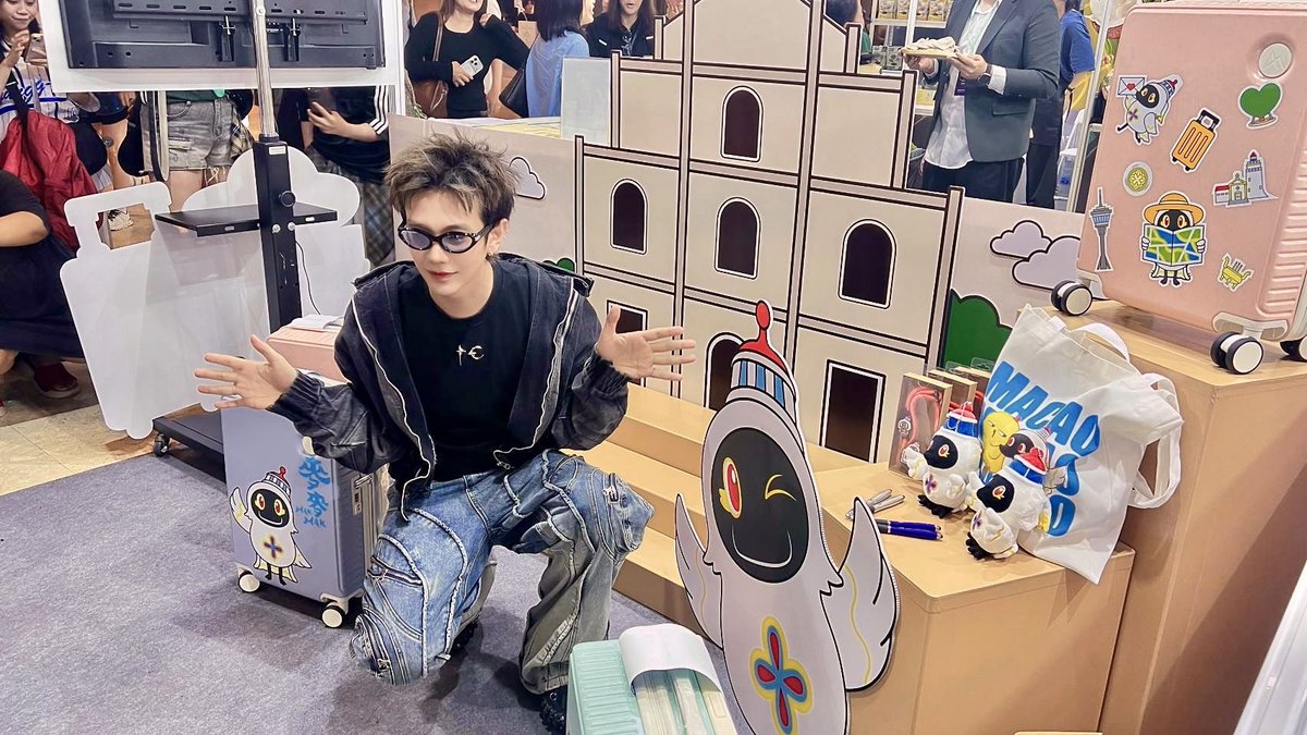 buildyourlove4u's tweet photo. 🥰อีกหนึ่งงานที่เต็มไปด้วยเสียงหัวเราะและรอยยิ้มของทุกคน 💙

ขอบคุณ Weibo Cultural Communication Night Thailand ที่เชิญบิวมาร่วมงานในครั้งนี้🙇🏻‍♀️

วันนี้สนุกมากกก ได้เล่นเกม ได้ตอบคำถามกันแบบถูกบ้าง ผิดบ้าง บางคำถามคนถามยังแอบงงจนตอบผิดกันไปเลย 😂 ทำเอาทั้งด้อมหัวเราะกันไม่หยุด

แถมยังได้เดินชิม เดินช้อป ทำกิจกรรมตามบูธต่างๆ และมีของรางวัลแจกให้แฟนๆ ได้ร่วมลุ้นกันอีกด้วย เรียกว่าอิ่มทั้งความสนุก อิ่มทั้งรอยยิ้มจริงๆ 🫶🏻

ขอบคุณแฟนๆ ทุกคนที่มาร่วมสร้างโมเมนต์ดีๆ ไปด้วยกัน รวมถึงทุกคนที่คอยส่งกำลังใจผ่านหน้าจอด้วยนะคะ ทุกเสียงเชียร์และทุกความรักของทุกคน มีความหมายเสมอ 🥹💙

หวังว่าทุกคนจะสนุกและมีความสุขกลับไปเหมือนกันน้าา เดินทางกลับบ้านปลอดภัย แล้วไว้มาเจอกันใหม่ในงานหน้าน้า 💙

🥰 Another event filled with laughter and smiles from everyone! 💙

Thank you Weibo Cultural Communication Night Thailand for inviting me to this event. 🙇🏻‍♀️

Today was so much fun! We played games and answered questions, some right, some wrong. Some questions even confused the questioner, leading to incorrect answers! 😂 The whole fandom was laughing non-stop.

We also got to sample food, shop, and participate in activities at various booths, and there were prizes to be won by fans. It was truly a day filled with fun and smiles! 🫶🏻

Thank you to all the fans who came and created wonderful moments with me, and to everyone who sent their support through the screen. Every cheer and every expression of love means a lot! 🥹💙

I hope everyone had fun and had a happy time! Have a safe journey home, and I'll see you again at the next event! 💙

BUILD WEIBO GALA MOMENT

#WEIBOGALA2026BOOTHVISITXBUILD
#WeiboCulturalCommunicationNightThailand 

@JakeB4rever 
#Beyourluve 
#BuildJakapan