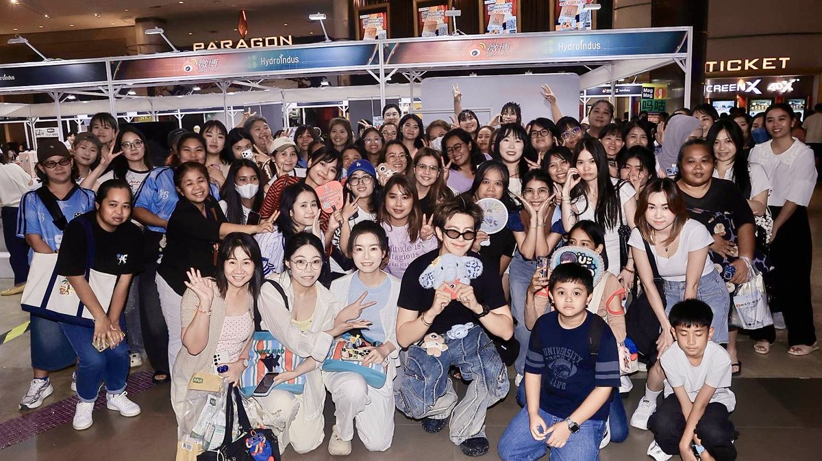 buildyourlove4u's tweet photo. 🥰อีกหนึ่งงานที่เต็มไปด้วยเสียงหัวเราะและรอยยิ้มของทุกคน 💙

ขอบคุณ Weibo Cultural Communication Night Thailand ที่เชิญบิวมาร่วมงานในครั้งนี้🙇🏻‍♀️

วันนี้สนุกมากกก ได้เล่นเกม ได้ตอบคำถามกันแบบถูกบ้าง ผิดบ้าง บางคำถามคนถามยังแอบงงจนตอบผิดกันไปเลย 😂 ทำเอาทั้งด้อมหัวเราะกันไม่หยุด

แถมยังได้เดินชิม เดินช้อป ทำกิจกรรมตามบูธต่างๆ และมีของรางวัลแจกให้แฟนๆ ได้ร่วมลุ้นกันอีกด้วย เรียกว่าอิ่มทั้งความสนุก อิ่มทั้งรอยยิ้มจริงๆ 🫶🏻

ขอบคุณแฟนๆ ทุกคนที่มาร่วมสร้างโมเมนต์ดีๆ ไปด้วยกัน รวมถึงทุกคนที่คอยส่งกำลังใจผ่านหน้าจอด้วยนะคะ ทุกเสียงเชียร์และทุกความรักของทุกคน มีความหมายเสมอ 🥹💙

หวังว่าทุกคนจะสนุกและมีความสุขกลับไปเหมือนกันน้าา เดินทางกลับบ้านปลอดภัย แล้วไว้มาเจอกันใหม่ในงานหน้าน้า 💙

🥰 Another event filled with laughter and smiles from everyone! 💙

Thank you Weibo Cultural Communication Night Thailand for inviting me to this event. 🙇🏻‍♀️

Today was so much fun! We played games and answered questions, some right, some wrong. Some questions even confused the questioner, leading to incorrect answers! 😂 The whole fandom was laughing non-stop.

We also got to sample food, shop, and participate in activities at various booths, and there were prizes to be won by fans. It was truly a day filled with fun and smiles! 🫶🏻

Thank you to all the fans who came and created wonderful moments with me, and to everyone who sent their support through the screen. Every cheer and every expression of love means a lot! 🥹💙

I hope everyone had fun and had a happy time! Have a safe journey home, and I'll see you again at the next event! 💙

BUILD WEIBO GALA MOMENT

#WEIBOGALA2026BOOTHVISITXBUILD
#WeiboCulturalCommunicationNightThailand 

@JakeB4rever 
#Beyourluve 
#BuildJakapan