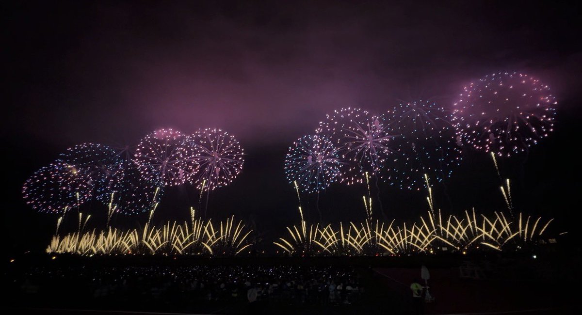 AyakaHirahara1's tweet photo. 絶望の淵では
涙さえ出ないから

涙が出るのはきっと
希望があるということ。

平原綾香の「Jupiter」に合わせて
打ち上げられる
「復興祈願花火 フェニックス」は
打ち上げから22年。
コロナ禍での中止で数えると
今年が20回目の打ち上げ。

傷ついた方々へ
みなさんからいただいた募金や協賛で
祈りを込めて打ち上げられる
世界で一番優しい花火だ。

今日は長岡の花火に、フェニックスに
たくさんの勇気をもらった。

今を精一杯生きる人へ
乗り越えようとしている人へ

どうか、みんなを救ってくださいと
心の底から祈った。

“ 大丈夫 ”

私の祈りに応えるように
ぽっかりとお月様が顔を出した。

花火が綺麗に見えるようにと
まるで姿を隠していたのかと
思うほどに
花火大会終了と同時に姿を表すあたり
さすが、長岡のお月様である。

私も、これからも
音楽でずっとずっと応援し続けます。

平原綾香