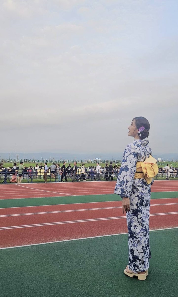 AyakaHirahara1's tweet photo. 絶望の淵では
涙さえ出ないから

涙が出るのはきっと
希望があるということ。

平原綾香の「Jupiter」に合わせて
打ち上げられる
「復興祈願花火 フェニックス」は
打ち上げから22年。
コロナ禍での中止で数えると
今年が20回目の打ち上げ。

傷ついた方々へ
みなさんからいただいた募金や協賛で
祈りを込めて打ち上げられる
世界で一番優しい花火だ。

今日は長岡の花火に、フェニックスに
たくさんの勇気をもらった。

今を精一杯生きる人へ
乗り越えようとしている人へ

どうか、みんなを救ってくださいと
心の底から祈った。

“ 大丈夫 ”

私の祈りに応えるように
ぽっかりとお月様が顔を出した。

花火が綺麗に見えるようにと
まるで姿を隠していたのかと
思うほどに
花火大会終了と同時に姿を表すあたり
さすが、長岡のお月様である。

私も、これからも
音楽でずっとずっと応援し続けます。

平原綾香