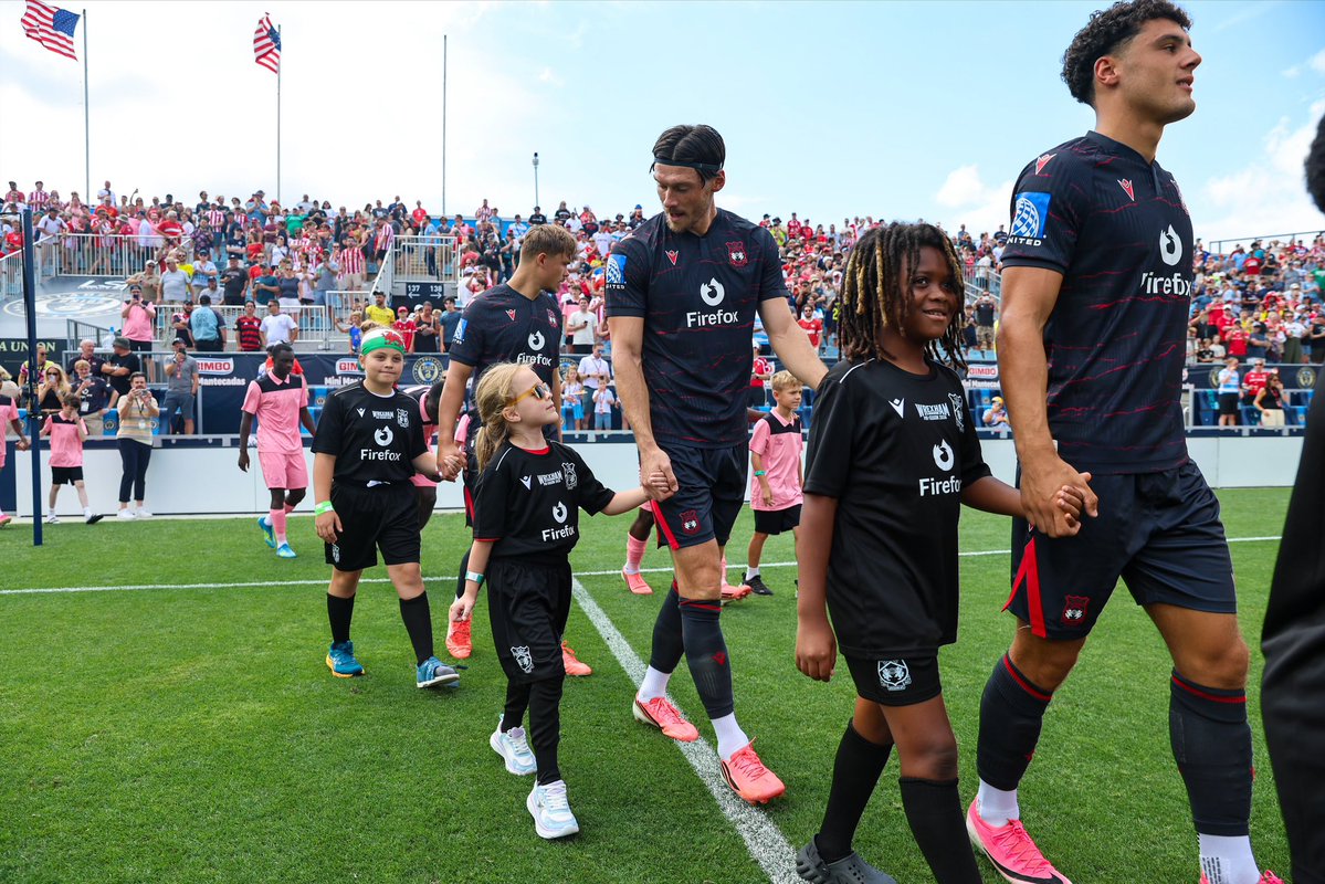 Wrexham_AFC's tweet photo. It’s always sunny in Philadelphia ☀️

🔴⚪️ #WxmAFC | #WxmInTheUSA https://t.co/tUdYeOSB4z