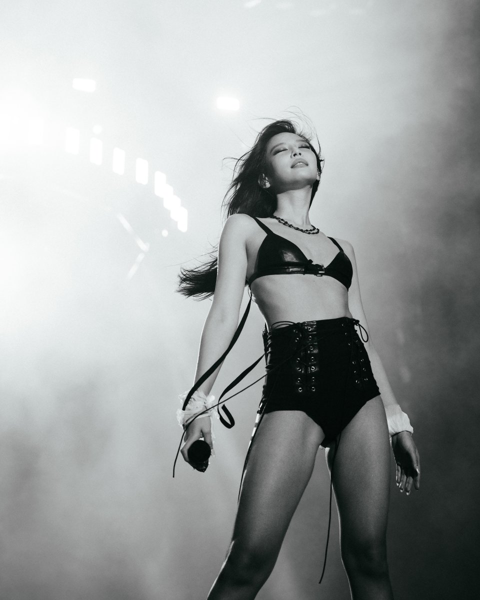 lollapalooza's tweet photo. pretty-girl mantra 🗣️ @jennierubyjane https://t.co/k23RKv75Vq