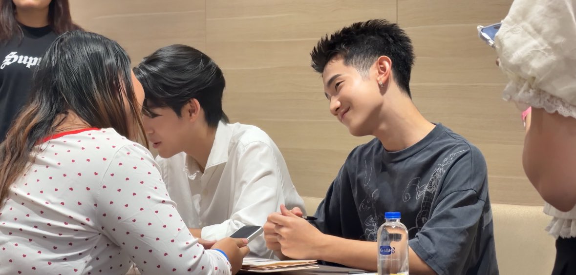 patlnk_11's tweet photo. ❣️พื้นที่เก็บความทรงจำ
To.แอลม่อนโปรเกรส🥜🐵

วันนี้ดีใจมากๆที่ได้เจอ ได้ไซน์แอลม่อนโปรเกรสครั้งแรก และเป็นการเจอครั้งแรก ตื่นเต้นมากๆ เอาเข้าจริงอยากพูดกับแก2คนให้ได้มากกว่านี้ แต่นั่งลงปุ๊บเท่านั้นแหละ ในหัวโล่งไปหมด แต่ก็ยังดึกสติกลับมาได้ อยากให้รู้ว่าพี่ภูมิใจในตัวทั้งสองคนมาก ๆ ขอบคุณที่เป็นรอยยิ้มและความสุขให้ฟค.ทุกคน พี่จะคอยเป็นกำลังใจและซัพพอร์ตทั้งสองคนเสมอ นะ รักแก2คนมากๆเลยน้าาา💖💖