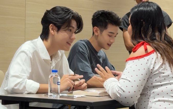 patlnk_11's tweet photo. ❣️พื้นที่เก็บความทรงจำ
To.แอลม่อนโปรเกรส🥜🐵

วันนี้ดีใจมากๆที่ได้เจอ ได้ไซน์แอลม่อนโปรเกรสครั้งแรก และเป็นการเจอครั้งแรก ตื่นเต้นมากๆ เอาเข้าจริงอยากพูดกับแก2คนให้ได้มากกว่านี้ แต่นั่งลงปุ๊บเท่านั้นแหละ ในหัวโล่งไปหมด แต่ก็ยังดึกสติกลับมาได้ อยากให้รู้ว่าพี่ภูมิใจในตัวทั้งสองคนมาก ๆ ขอบคุณที่เป็นรอยยิ้มและความสุขให้ฟค.ทุกคน พี่จะคอยเป็นกำลังใจและซัพพอร์ตทั้งสองคนเสมอ นะ รักแก2คนมากๆเลยน้าาา💖💖