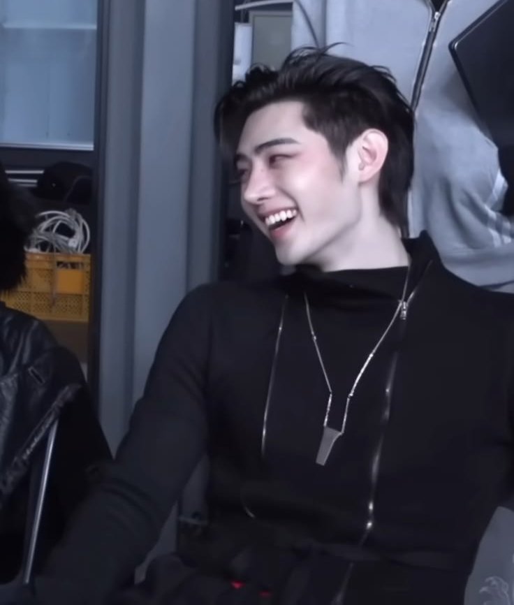 hoonssiren's tweet photo. I love how you could see his sleek and slender girl build when he took off his coat here https://t.co/E5UlTs0Dvv