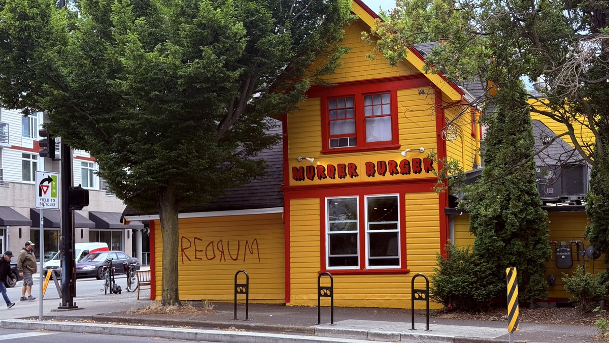 SeeClickFlash's tweet photo. Murder Burger, Victoria, BC. #REDRUM https://t.co/idxKzWekhs