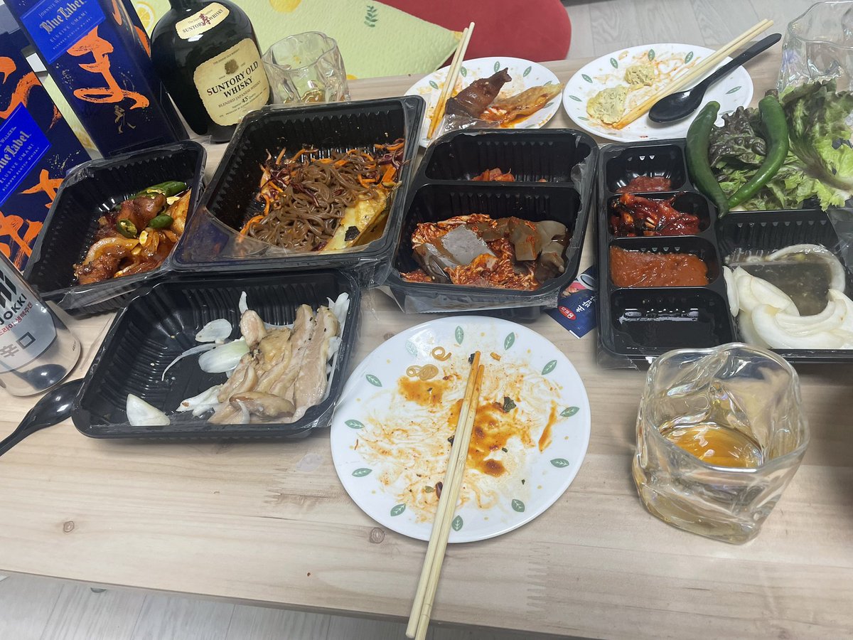 eum_1893's tweet photo. 커플들과 한잔..ㅇㅅㅇ https://t.co/R1TOaELsHx