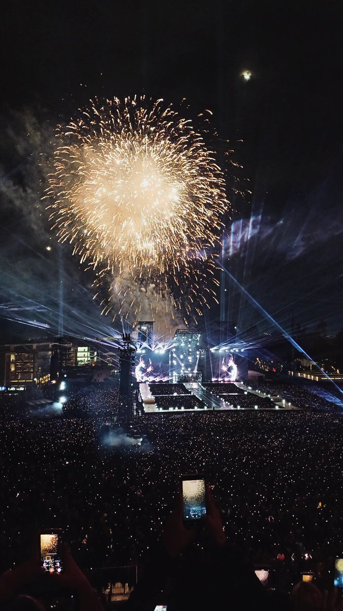 MoonaHD1's tweet photo. La depre pos concierto esta vez llego bien fuerte 😭 https://t.co/6klZRGF6yb