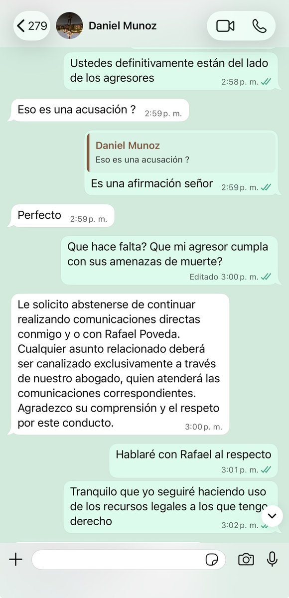 KBohorquezC's tweet photo. Sobre el caso de @RafaPovedaM: 
Concuerdo con él en que hay una máxima del periodismo: contrastar las fuentes. Es una obligación en aras del rigor y equilibrio informativo que defiendo y aplico como periodista, y con esto no busco desestimar las denuncias, no me corresponde. Sin embargo, debo decir que la productora de Rafael Poveda faltó a esta máxima del periodismo en mi caso. Aquí les cuento: 

Como ya es público, fui víctima de violencia y acoso por parte de mi expareja y desde hace más de un año cuento con una medida de protección por riesgo de feminicidio. No obstante, en Junio de este año un podcast del “periodista” Daniel Muñoz, producido por la empresa de Rafael Poveda, le hizo una entrevista a mi agresor, en la que se me REVICTIMIZA y difama. La publicaron sin importar los cinco fallos a mi favor que soportan mis denuncias y sin hacerme una sola llamada para conocer mi versión.

Me comuniqué con Rafael y con el pseudo periodista Muñoz y la respuesta fue: “los micrófonos están abiertos para ti”, pero me hacen ese ofrecimiento absurdo cuando ya habían publicado, sin importar el daño causado. Entonces, hice uso de la vía legal, y acá está lo peor, se negaron a cumplir un fallo judicial que ordenaba retirar de inmediato el material audiovisual. Le pregunto a Rafael Poveda ¿cuándo van a actuar correctamente en mi caso? No reclames profesionalismo periodístico cuando ustedes pisotean a las mujeres víctimas de violencia de género. Adjunto parte del fallo.