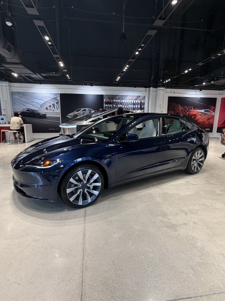TeslaMaryland's tweet photo. Hello 305!! 

Stopped by Miami’s Tesla Brickell Store to check the scene out and peeped the MYL on display! Store said it’s the only on display in Florida…Found even an OG Model S was Parked out front. 

@TeslaOwnersFL https://t.co/1fAhz1nfJb