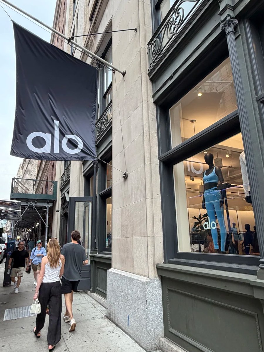 May_clz's tweet photo. Why do young people love shopping at SoHo? https://t.co/H2KoICGMze