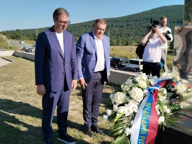 SNSDDodik's tweet photo. Предсједник @MiloradDodik и предсједник Србије @avucic данас су код спомен-обиљежја у мјесту Јањила код Босанског Петровца положили вијенце и одали почаст српским жртвама из избјегличке колоне коју је на Петровачкој цести у августу 1995. године бомбардовала хрватска авијација. https://t.co/2e0idUqI1w