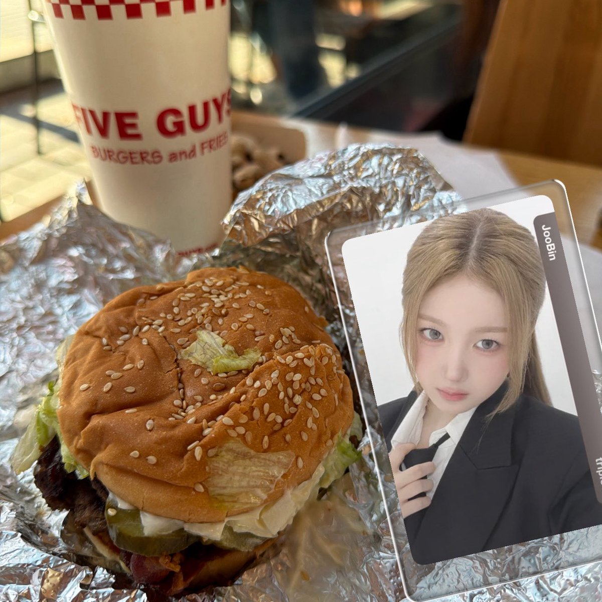 jintendori's tweet photo. this is like the real burger you know #joobinburger https://t.co/7Nt4N5t7MI