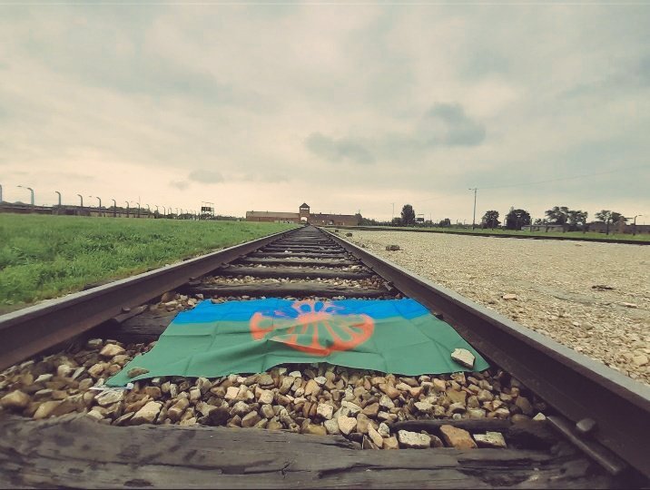 FcoVargas_'s tweet photo. Hoy, 2 de agosto, conmemoramos el Samudaripen, el genocidio del pueblo gitano durante el nazismo.

Hoy honramos su memoria para que el olvido nunca borre su historia, nuestra historia, ni permita que el odio y la barbarie vuelvan a repetirse

Dikh he na bister, Mira y no olvides! https://t.co/Qv7fcbbz3h