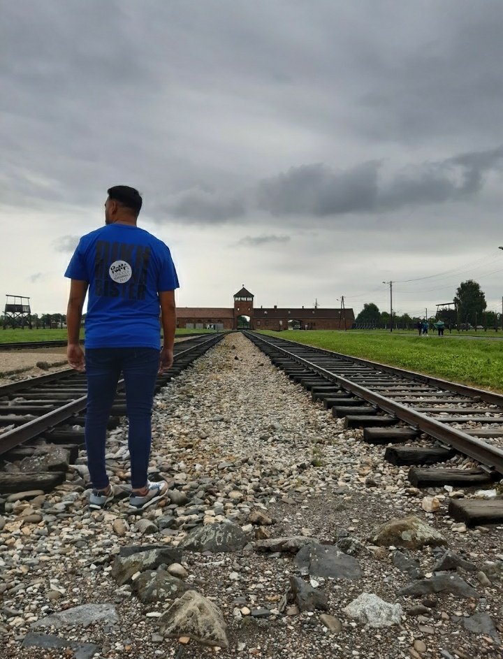 FcoVargas_'s tweet photo. Hoy, 2 de agosto, conmemoramos el Samudaripen, el genocidio del pueblo gitano durante el nazismo.

Hoy honramos su memoria para que el olvido nunca borre su historia, nuestra historia, ni permita que el odio y la barbarie vuelvan a repetirse

Dikh he na bister, Mira y no olvides! https://t.co/Qv7fcbbz3h