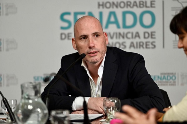 impulsobaires's tweet photo. "La Plata no se negocia": Chuby Leguizamón rechazó cualquier intento de modificar la Octava Sección Electoral 🏛️🏛️

El senador platense del bloque Hechos ( @chubyleguizamon ) cruzó con dureza los proyectos y versiones que buscan sumar localidades a la Octava Sección, advirtiendo sobre un intento de diluir la representación de la Capital provincial.
⚖️ El blindaje constitucional:
Leguizamón respaldó su postura en el artículo 61, inciso 1, de la Constitución bonaerense, que fija que "La Capital de la Provincia formará una sección electoral".
📌 Puntos clave de su advertencia:
▪️ Inconstitucionalidad:Sostuvo que ninguna ley ordinaria puede alterar la sección; solo podría hacerse mediante una reforma de la Constitución.
▪️ Representación institucional: Sostuvo que sumar localidades busca diluir el peso político de La Plata en la Legislatura.
https://t.co/JvYupLwrmc a Capital.
🗣️ "Cualquier intento de alterar la Octava Sección sin reforma constitucional no solo es jurídicamente inviable, sino políticamente peligroso", sentenció el legislador.
📲 Leé la nota completa con todos los detalles en el portal:
https://t.co/JvYupLwrmc
#LaPlata #OctavaSeccion #ChubyLeguizamon #LegislaturaBonaerense #ProvinciaDeBuenosAires #ConstitucionBonaerense #PoliticaPBA