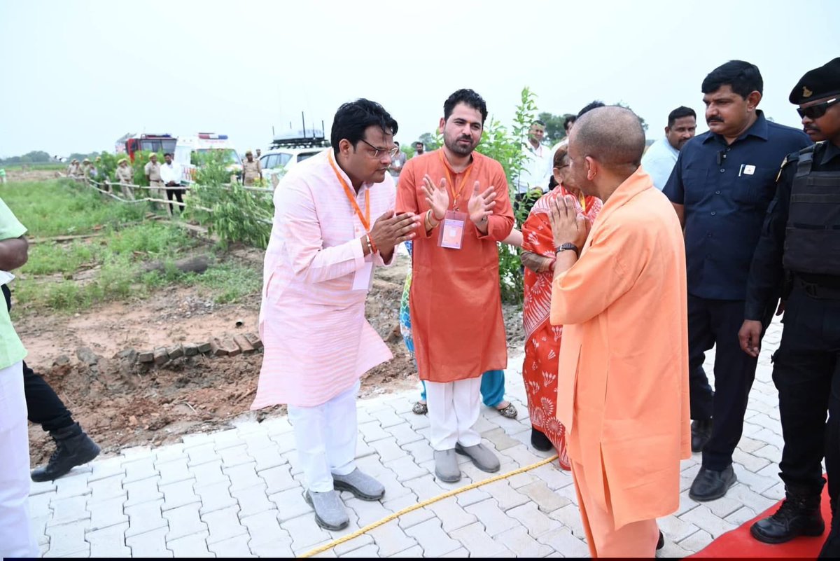 pappuyadavjapl's tweet photo. PM साहब और गृह मंत्री जी 

बताइए किसने इसे मेरी सुपारी दिया है?
यूपी के CM और डिप्टी CM के साथ वाले
इस लड़के ने मुझ पर जानलेवा हमला किया।

बताइये आपकी पार्टी में चढ़ावा चोर कालनेमि
ऐसे हत्यारों के संरक्षक कौन-कौन हैं क्या आपका
भी इन्हें सीधा संरक्षण प्राप्त है?नहीं तो कार्रवाई हो https://t.co/CIhD6Zr2A2