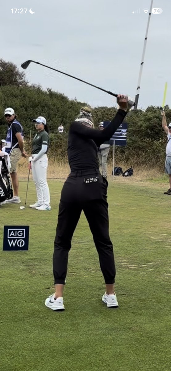 ReruitmentL1fe's tweet photo. Nelly Korda looks like a contortionist with her back swing #golf #aigwomensopen #korda #open https://t.co/uuafLQ33WW