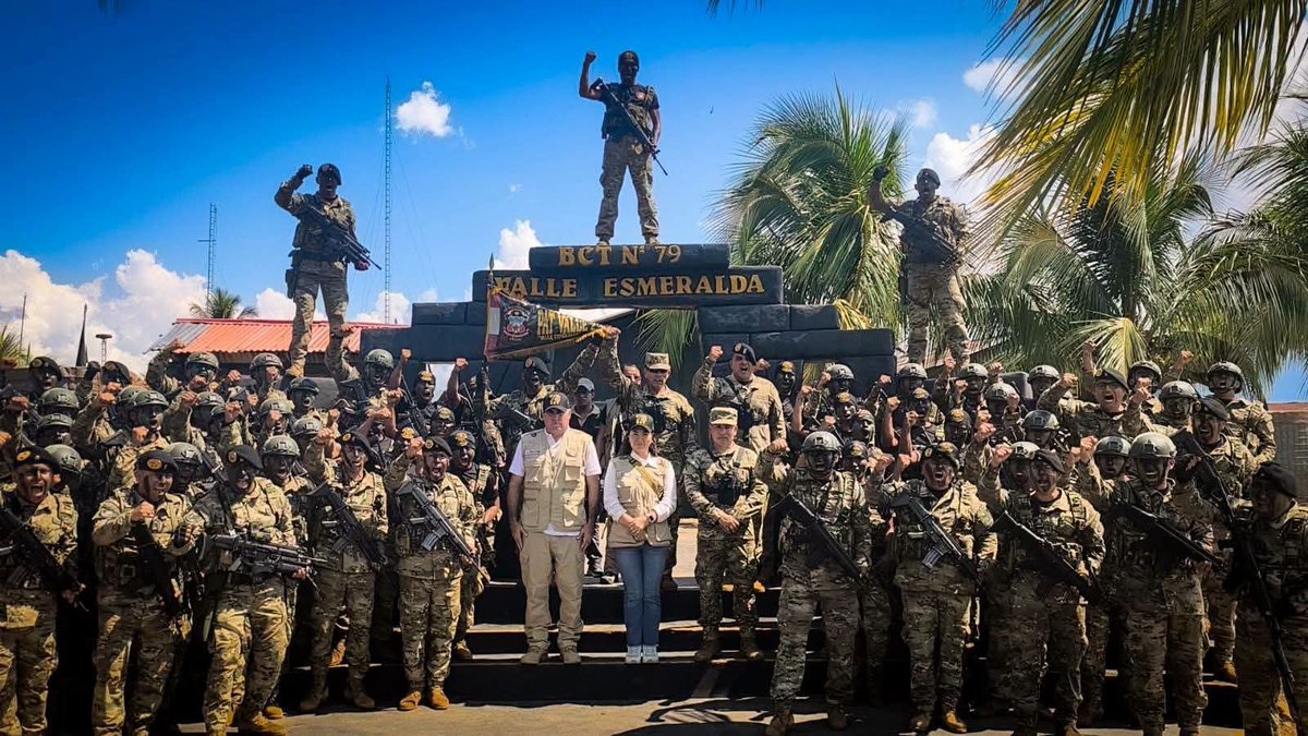 AceSalaverry's tweet photo. Keiko Fujimori visita la base militar en el VRAEM y les agradece a los militares por su valerosa acción contra el narco terrorismo , la presidenta vio al helicóptero q fue impactado por balas en la operación " Quiñones" ,primera vez que llega un presidente a esta base militar. https://t.co/wiYcqsRgKq