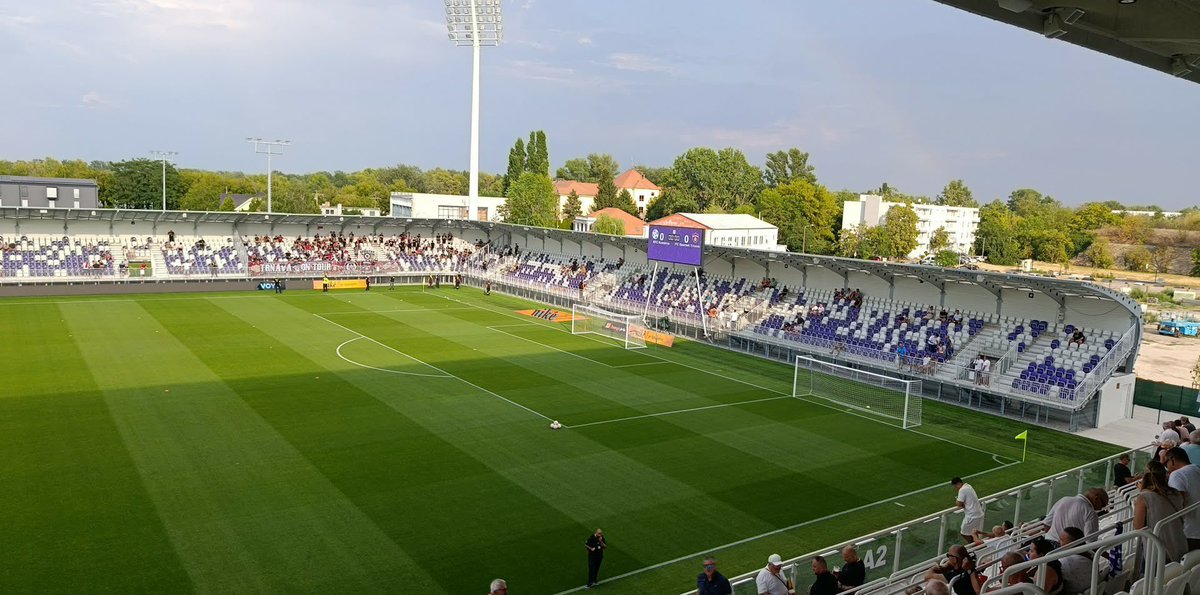 JanJasenka's tweet photo. Prvá fotka od kamaráta, druhé dve od kolegu. V Komárne na historicky prvom domácom zápase na novom štadióne sa to poriadne plní a pred vstupom dosť veľká tlačenica. Kolega tvrdí, že vnútri stále ako na stavenisku krátko pred dokončením ⚽️🇸🇰🏟️🟣⚪️ #kfckomarno #fcst #nikéliga https://t.co/e5RaLySqnu
