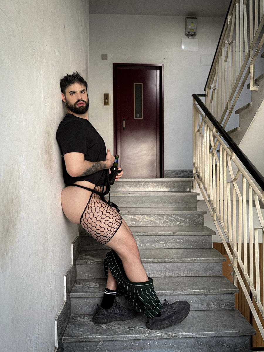 ddavide92's tweet photo. “ tutti hanno un segreto… vuoi osare?”
… giù i bermuda e iniziare a SCATTAREEEEE!!!! 📸🤪🤣 https://t.co/RhcNp3N49F