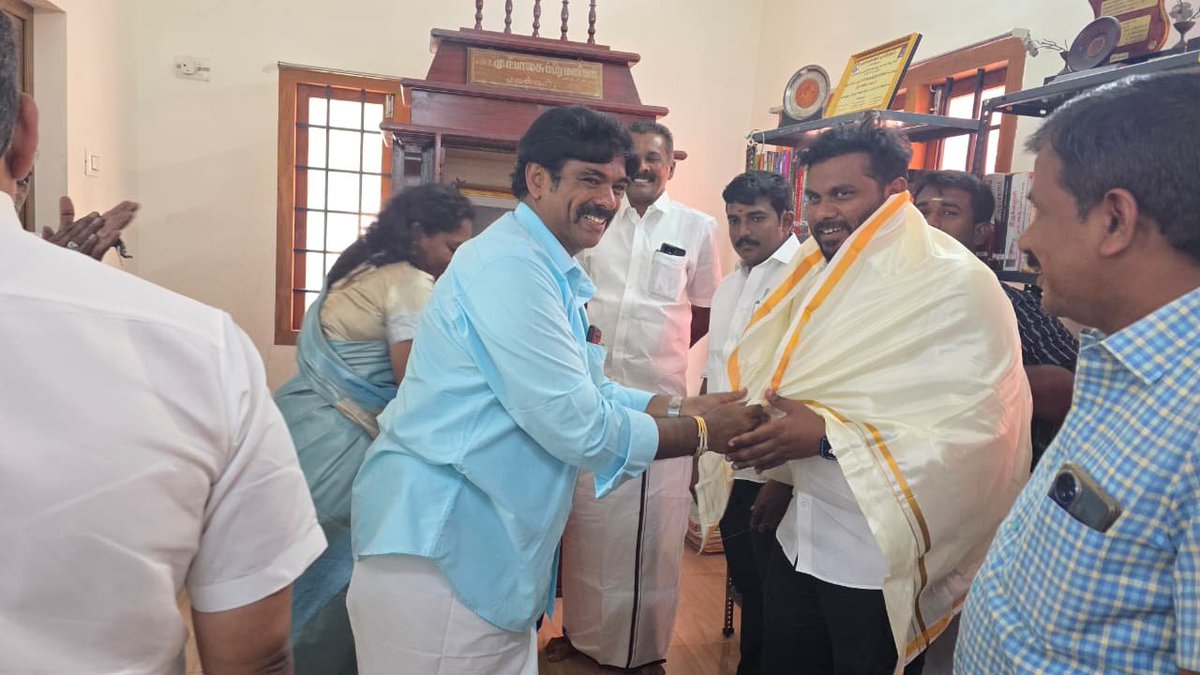 sofiarachel7's tweet photo. An unexpected meeting with Thenkasi MLA Dr.Kalai Kathiravan.
#Perinbam #SofiaRachel #சோபியா_அன்புச்செழியன் #சோபியா_ரேச்சல் #SofiaAnbuchezian #MLA #பேரின்பம் #Native #function #relatives https://t.co/iuStOYl7y0