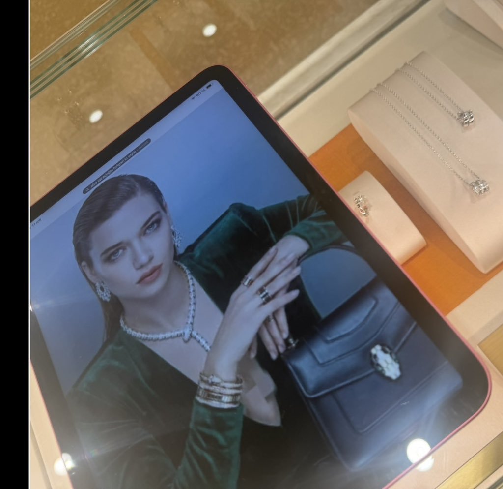 hw2ia's tweet photo. I don’t blame Bvlgari at all… Afra is perfection itself. ✨💚
#AfraSaraçoğlu https://t.co/xoJmJj3lS1