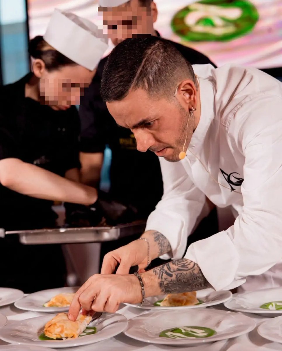 casacasala's tweet photo. #Ucraina #Meloni #Napoli #UE #Russia 

Nell'attentato dei terroristi nazisti dello Stato dell'Ucraina di Zelensky al ristorante italiano "Balzi Rossi" a Mosca, salvo per miracolo lo chef di Napoli Carmine Alfieri. 
Abbiamo post di condanna da @Antonio_Tajani e @GiorgiaMeloni ? https://t.co/08ZdR9KZtE