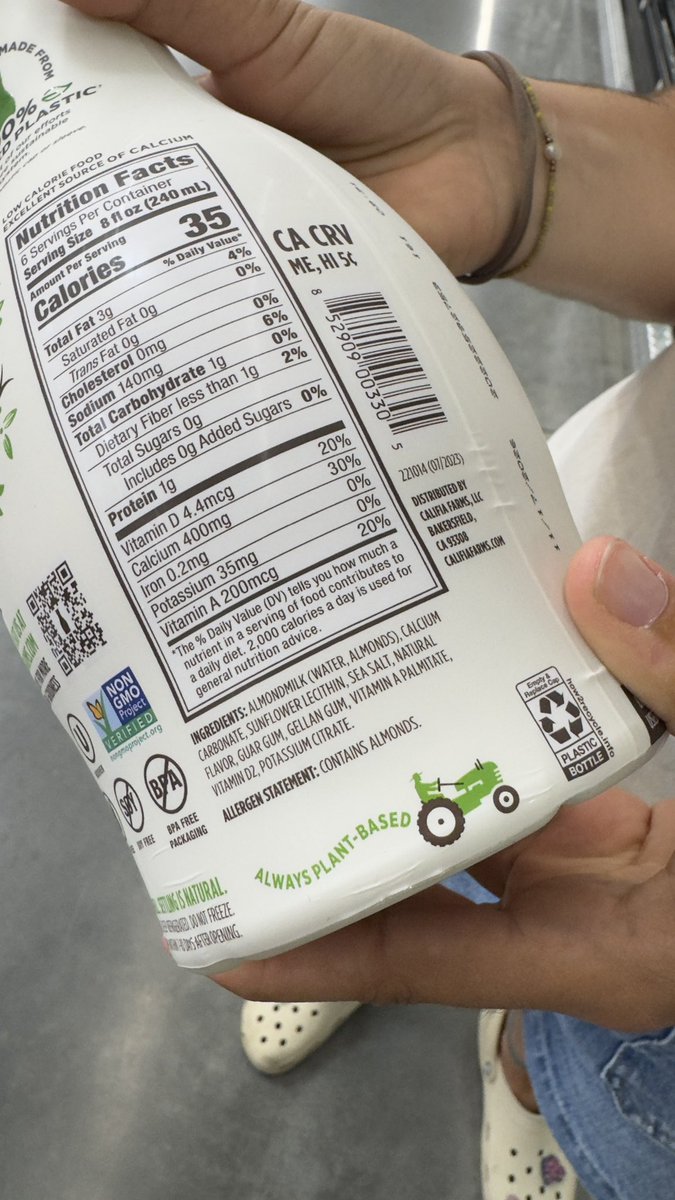 arthurcborgesjr's tweet photo. @CalifiaFarms why did you have to change your Organic Almond Milk from 3 ingredients with no gum to this now full of additives? And for sure just keep the same container so nobody notices it. You lost a customer.

Sam product last week with 3 ingredients and now with like 20! https://t.co/uAIdUoSt2S