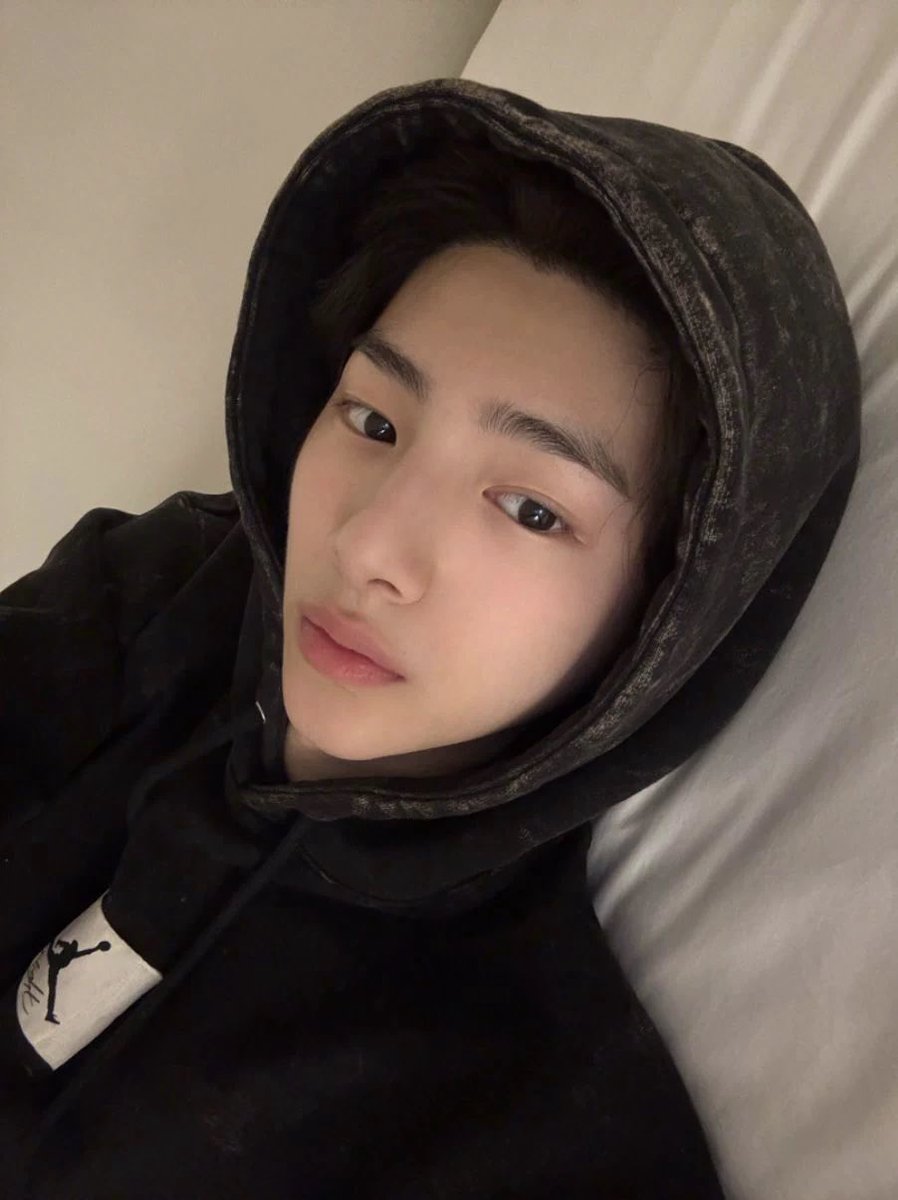 jjucider's tweet photo. juhoon and his hoodie https://t.co/B14c3CHWmr