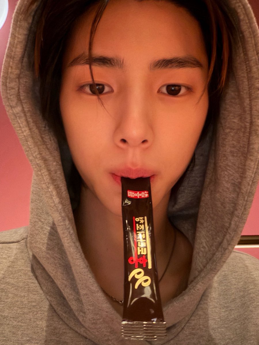 jjucider's tweet photo. juhoon and his hoodie https://t.co/B14c3CHWmr