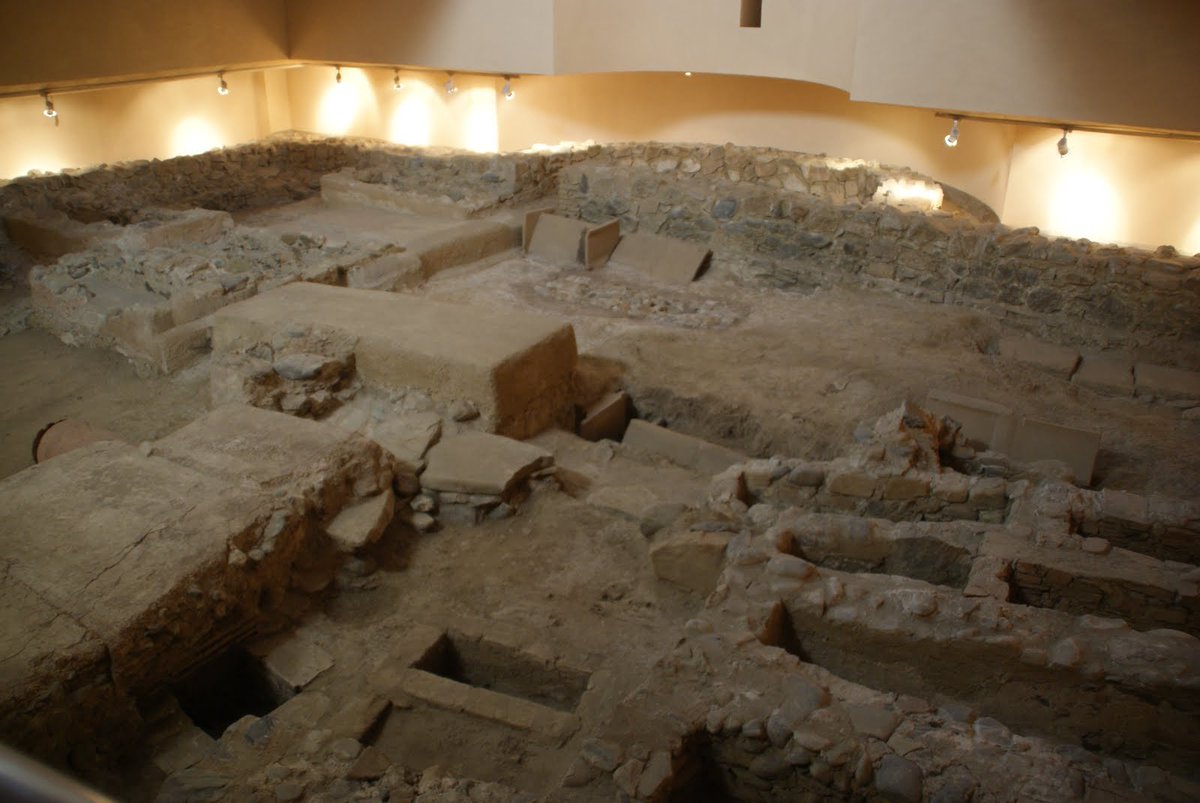 Lucius_Gellius's tweet photo. Dès l'Antiquité, La Ceuta est un site stratégique gardant les "colonnes d'Hercule", où se sont tour à tour succédés Phéniciens, Grecs, Carthaginois, Numides, Romains,  Vandales puis Romains d'Orient et enfin Wisigoths. On sait toutefois peu de choses par les auteurs antiques sur l'histoire de la ville. 

Elle tient son nom du latin Septem Fratres, nom romain de la ville qui qualifiait les sept colinnes. 

L'occupation romaine se développe à partir du règne de Caliglula, vers 40 après JC, et la ville  connait un essort économique au IIe et IIIe siècle, notamment lié à la pêche au thon et la fabrication de salaison. La reconquête romaine d'Orient par Justinien au VI e siècle chassant les Vandales,  laisse des témoignages archéologiques les plus importants de l'Antiquité  

À voir le musée de la basilique paléochrétienne qui retrace l'histoire antique de la ville.