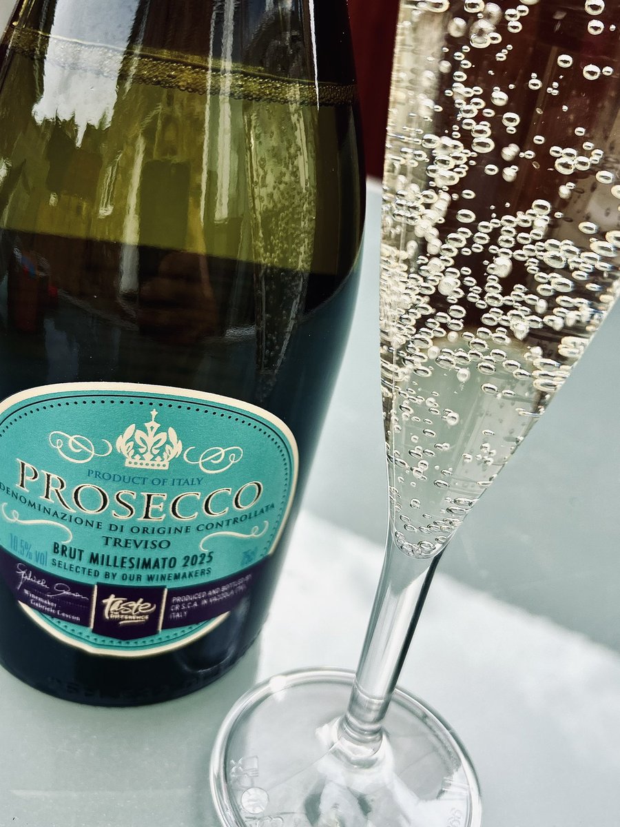 HellingtonBoots's tweet photo. I’ve popped and poured 🍾Cheers my dears🥂
🍑s ⬆️
Was so looking forward to sitting in the garden this evening… but the flying ants had other ideas 🤦♀️🐜
#FlyingAntDay
#SparklingSunday ✨ https://t.co/4ZDHCGfKmO