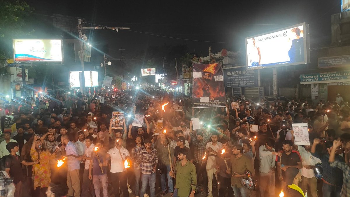SudamaPrince2's tweet photo. आज पूरा रांची रोड भरा हुआ था देख लो हेमंत सरकार सीट बेचवा सरकार युवा की जिंदगी खाने वाले एक दिन तुझे ही खायेंगे @HemantSorenJMM @dasraghubar #RanchiNews #JPSCProtest #jssccglscam @aajtak @BBCHindi https://t.co/CzACBu8Il2