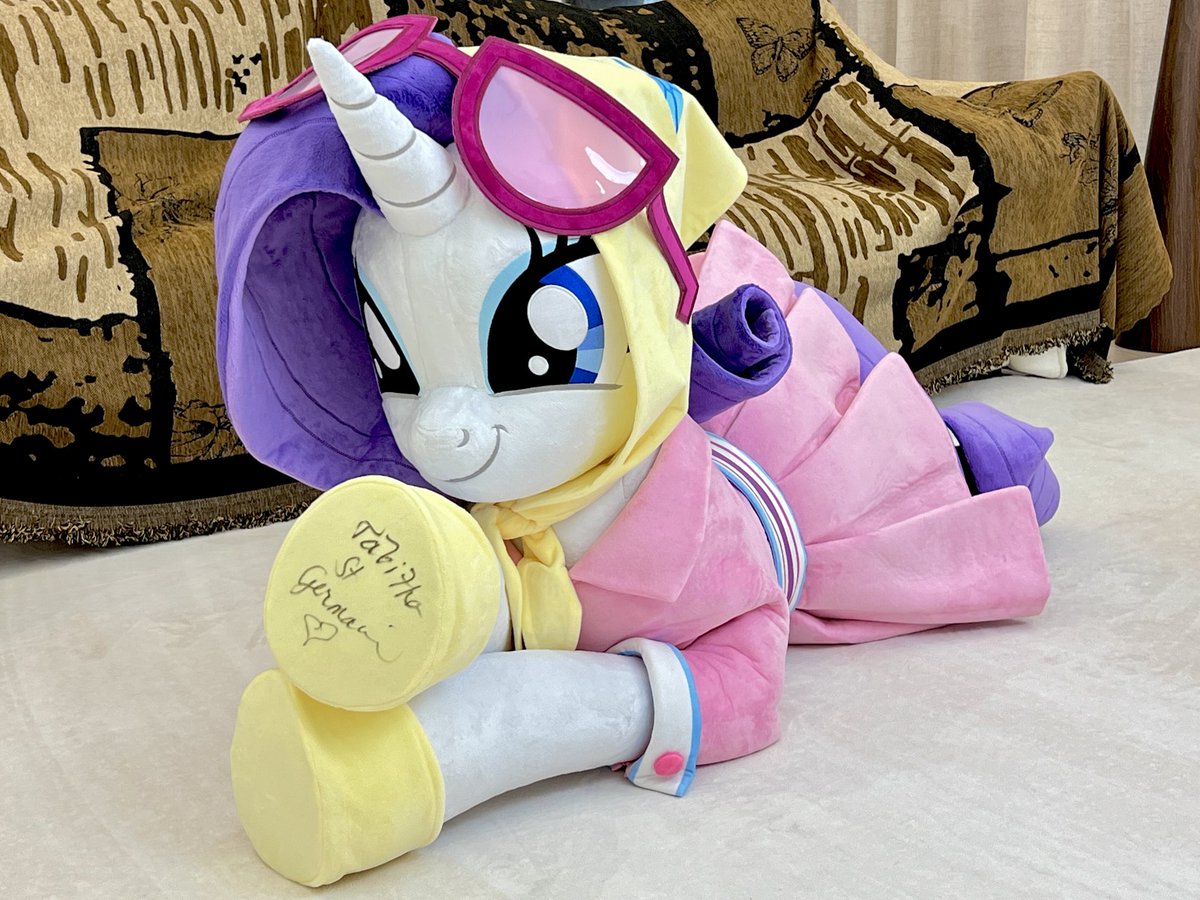 50kilosofhope's tweet photo. 🦄Rarity Met Tabitha💎
My handmade Rarity plushie got to meet its voice soul🥹Tabitha even kindly signed the protective sleeve💗
Thank you for giving this character a soul that resonates so deeply with us.
#mlp #rarity #handmade https://t.co/ZVlWP1khR3