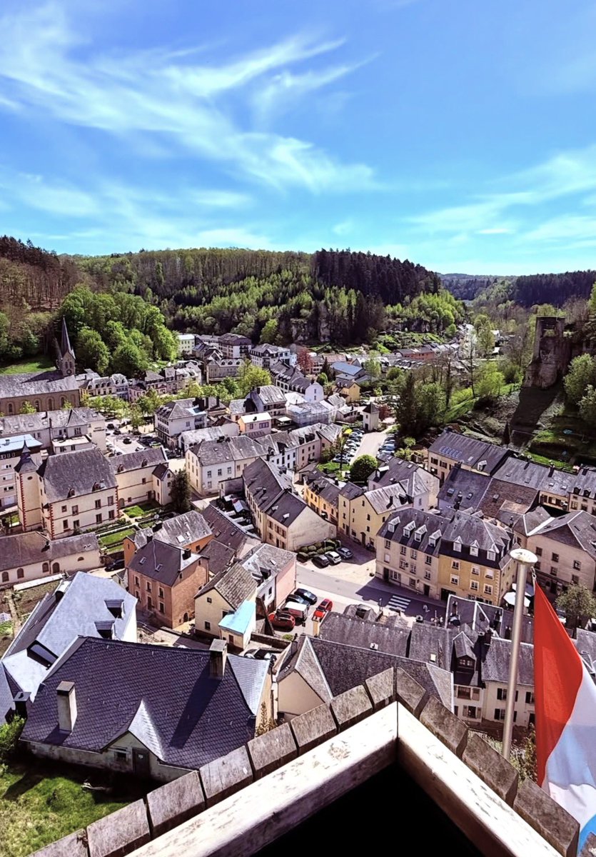astrojoelvega's tweet photo. Hemos venido a pasar el día a este pequeño pueblo rural para visitar su castillo medieval del siglo XIV e intentar huir un poco del calor sofocante que está haciendo este año en la ciudad de Luxemburgo. https://t.co/nmwANoUtFm