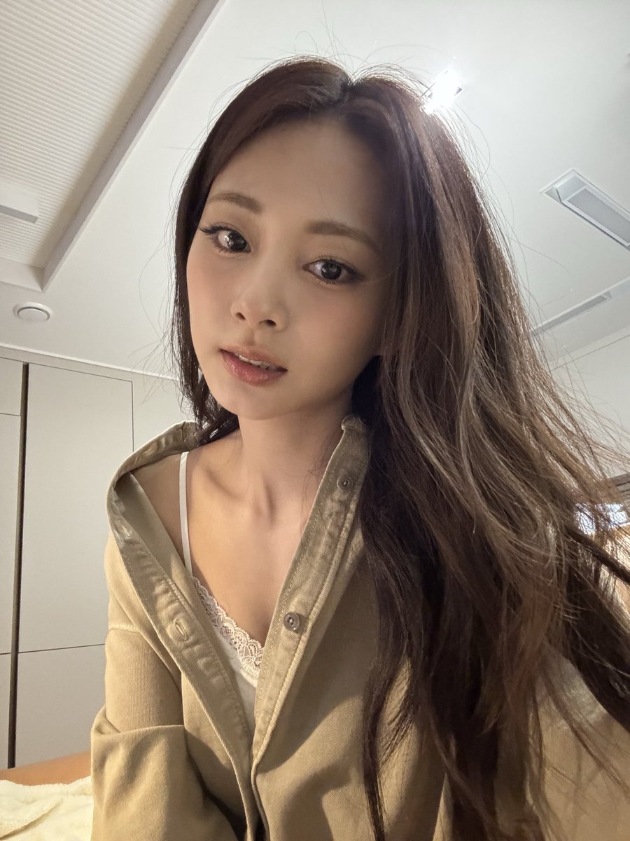 ThisisforuTzu's tweet photo. When you open the front camera but you are CHOU TZUYU https://t.co/6qeI5dHwN5