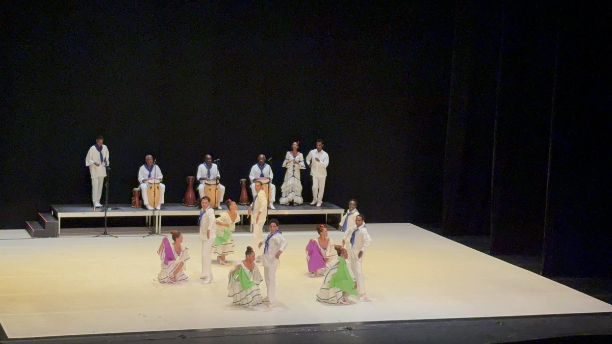 EmbaCuMex's tweet photo. 🇨🇺💃 El Conjunto Folklórico Nacional de Cuba inaugura con éxito el Festival de Danzas Negras en México

El Conjunto Folklórico Nacional de Cuba inauguró la segunda edición del Festival de Danzas Negras que organiza el @bellasartesinba con una magistral presentación del espectáculo “La raíz y el tiempo” en el emblemático Palacio de Bellas Artes de la Ciudad de México (@PalacioOficial), donde cautivó al público por la excelencia artística, la fuerza interpretativa y la riqueza de las tradiciones culturales cubanas.

👏 La función recibió una prolongada y calurosa ovación de los asistentes, quienes reconocieron el virtuosismo de una de las agrupaciones más representativas de la cultura cubana. Esta no es la primera ocasión en que el Conjunto Folklórico Nacional de Cuba se presenta en México, país con el que mantiene estrechos lazos de intercambio cultural y donde siempre ha sido recibido con gran entusiasmo.

La representación de la Embajada de Cuba en México estuvo encabezada por el Embajador, Eugenio Martínez (@EugenioMtnez); la segunda jefa de Misión, Embajadora Johana Tablada (@JohanaTablada); la Consejera de Cultura, Norma Rodríguez Derivet (@NDerivet); así como otros funcionarios de la misión diplomática.

Al concluir la función, los representantes de la Embajada sostuvieron un cordial intercambio con los integrantes del Conjunto Folklórico Nacional de Cuba. Durante el encuentro, el director de la agrupación, Leivan Garcia Valle le entregó a Alonso Alarcon Mugica, director de Danza del INBAL (@danzaINBAL), “el Oché”, símbolo de identidad de la Compañía Cubana.

La participación del Conjunto Folklórico Nacional de Cuba en el Festival de Danzas Negras, constituye una nueva muestra de la vitalidad de la cultura cubana y de los sólidos vínculos de amistad y cooperación cultural que unen a Cuba y México.

#CubaEsCultura
