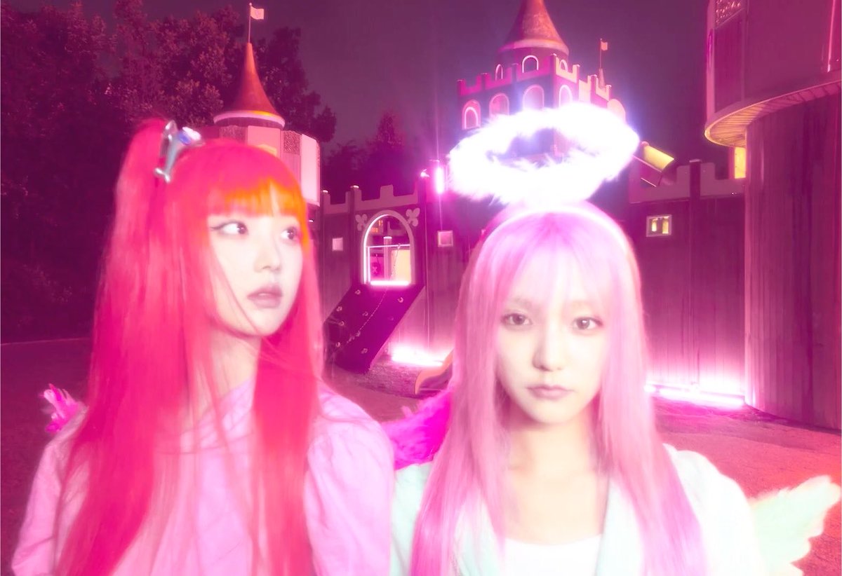 y2kiiidz's tweet photo. apparently angels have pink hair https://t.co/aG0av3klKn