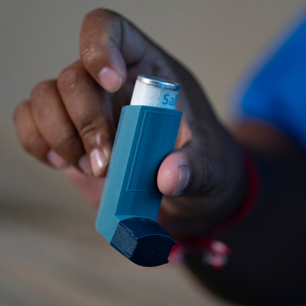omerekinci's tweet photo. Marlboro'yu üreten Philip Morris  2021 yılında astım hastaları için inhaler üreten İngiliz Vectura'yı 1 milyar sterline satın aldı.

Yani artık Philip Morris sadece sigara içen insanlardan değil sigaranın hasta ettikleri insanlardan da para kazanabilecekti.

Vahşi kapitalizm nedir diye soran olursa işte tam olarak budur.